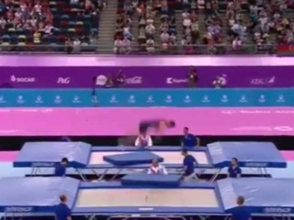 На соревнованиях в Баку польский спортсмен промахнулся мимо батута