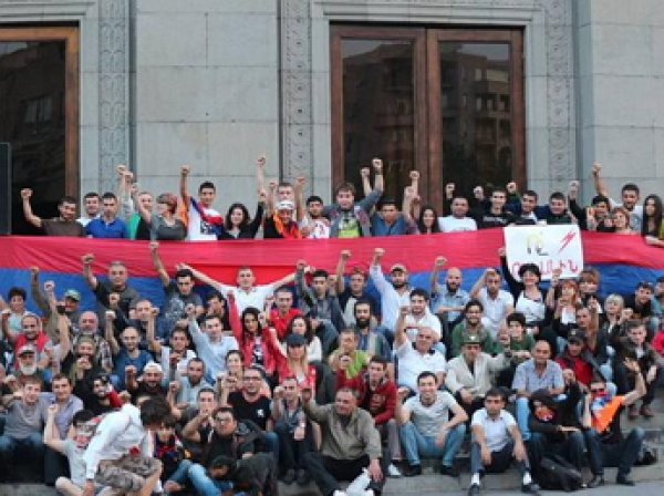 В центре Еревана проходит шествие против подорожания электроэнергии