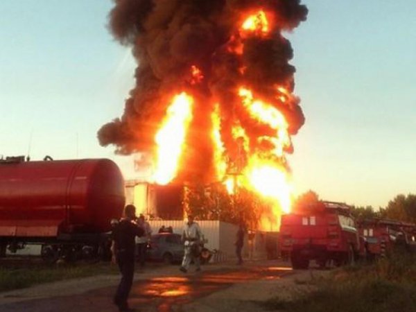 Пожар на нефтебазе под Киевом практически потушен после взрыва 5 цистерн (фото, видео)