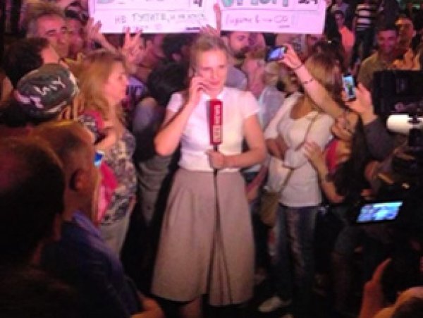 Журналистка LifeNews провела репортаж на фоне скандального плаката против "России 24"