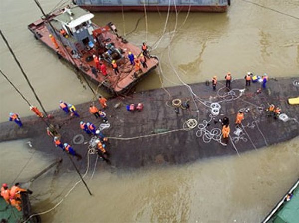 В Китае подняли затонувший в Янцзы теплоход, в списке погибших уже 97 человек