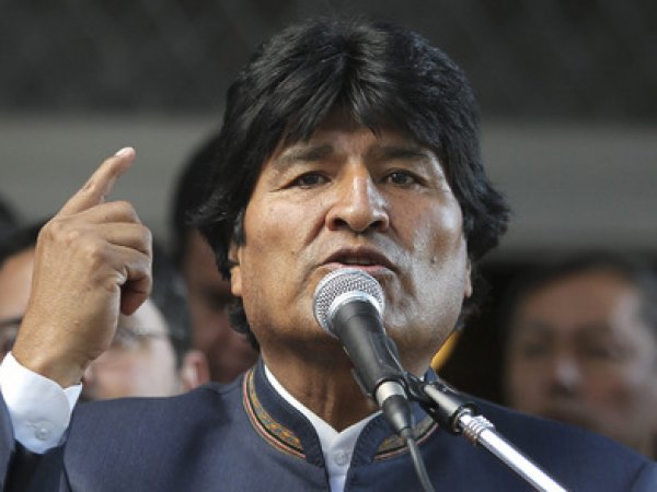 В Боливии пьяные полицейские обстреляли машину из президентского кортежа