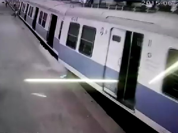 В Мумбае поезд повис в воздухе после аварии