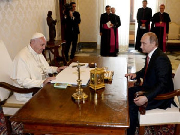 Песков рассказал, почему Путин опоздал на встречу с Папой Римским на час