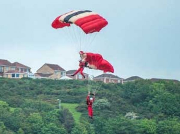 В Британии парашютист спас падающего товарища прямо во время авиашоу