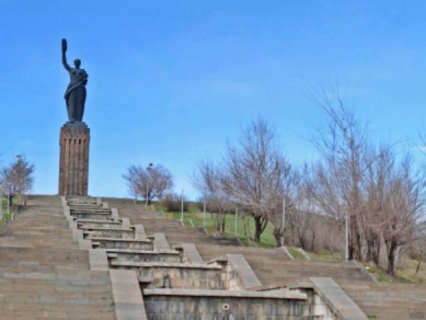 Возле памятника "Мать Армения" в Гюмри зарезали российского солдата