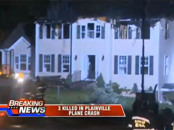 В США самолет упал на в двухэтажный жилой дом: погибли три человека