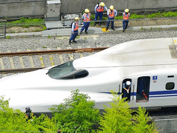Пассажир скоростного поезда в Японии совершил самоподжог