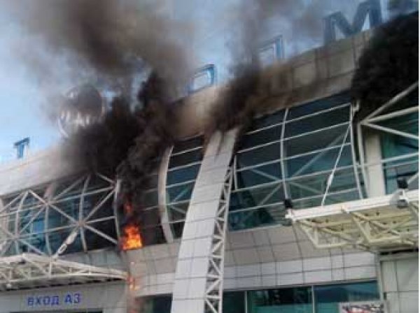 Из-за пожара из аэропорта Толмачево эвакуировали 500 человек (ВИДЕО)