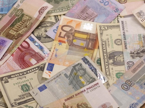 На курс валют 4 июня 2015 оказывает давление геополитический фактор - экскурс