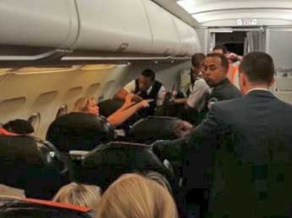 Пьяная россиянка сорвала вылет рейса из Парижа криками "Путин вас убьет!"