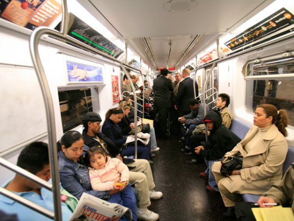 В Нью-Йорке начали арестовывать мужчин за широко расставленные ноги в метро