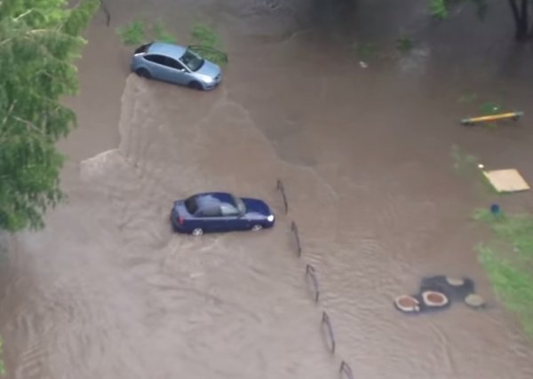 Наводнение в Челябинске 26 июня 2015: горожане бросают машины на дороге и спасаются от воды (фото, видео)