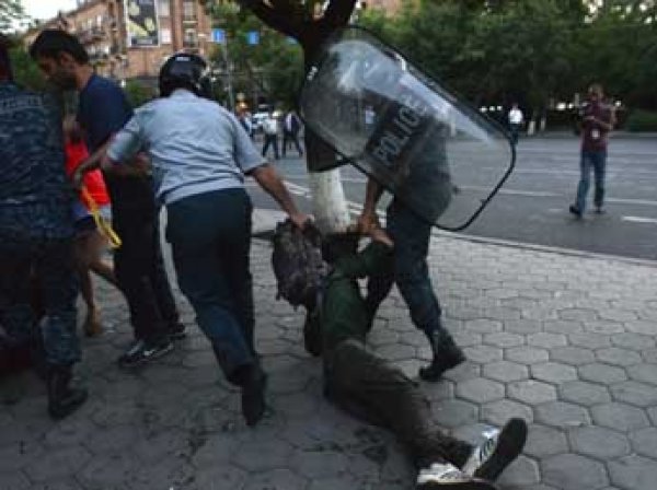 В центре Еревана полиция разогнала митинг: 18 пострадавших, 237 задержанных