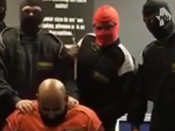 Сотрудников британского банка уволили за пародию на казнь ИГИЛ