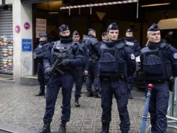 В пригороде Парижа грабители взяли в заложники 18 человек