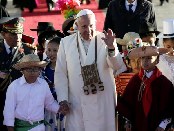 Папа Римский попробовал чай с листьями коки в самолёте над Боливией