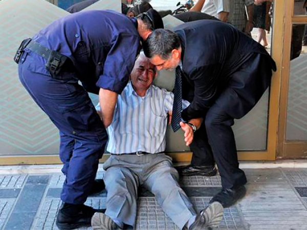 "Плачущего пенсионера" из Греции поддержал бывший соотечественник-миллионер