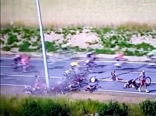 Массовый завал произошел на «Тур де Франс»