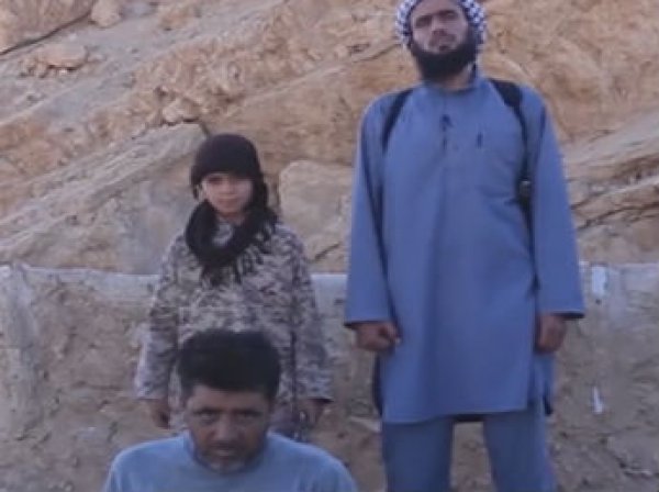 По приказу боевиков ИГИЛ 10-летний мальчик отрезал голову пленнику
