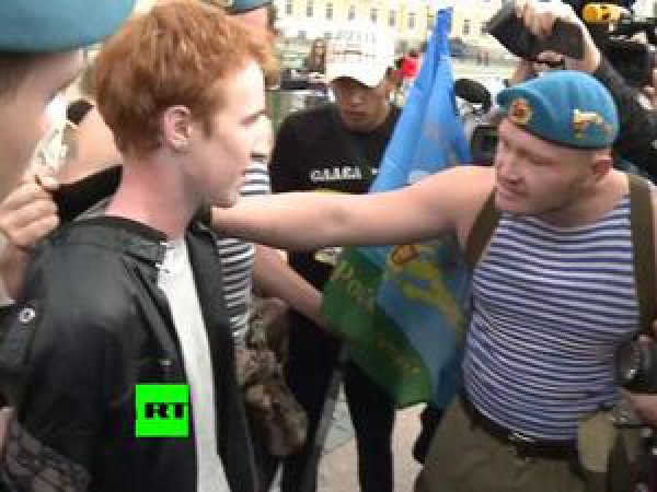 В мэрию Петербурга поступила заявка на проведение гей-парада в День ВДВ