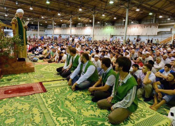 В праздновании Ураза-байрама 2015 в Москве приняли участие 160 тысяч мусульман