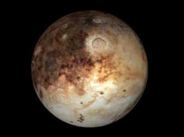 Зонд New Horizons увидел таинственное красное пятно на спутнике Плутона