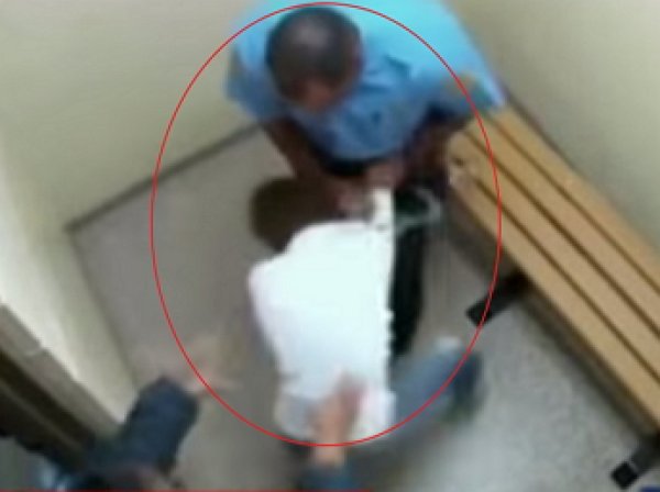 В США полицейский жестоко избил чернокожую девушку