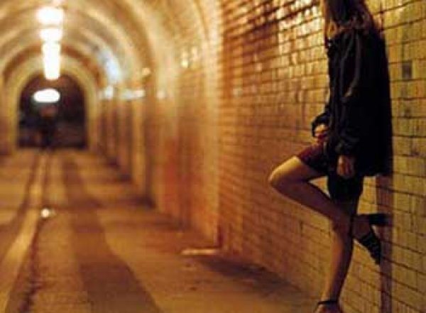 Депутаты Госдумы предложили штрафовать клиентов проституток за измену