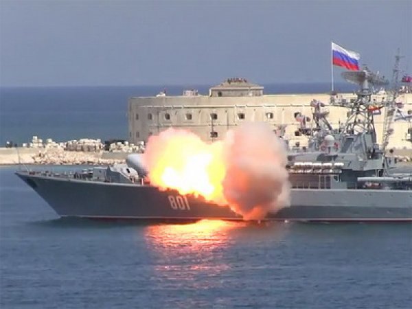 На дне ВМФ в Севастополе ракета взорвалась при запуске с корабля (видео)