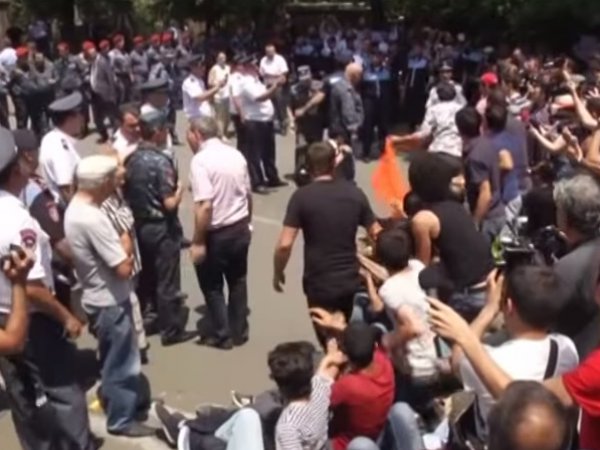 Ереван, новости сегодня: участник акции протеста зашил себе рот (видео)