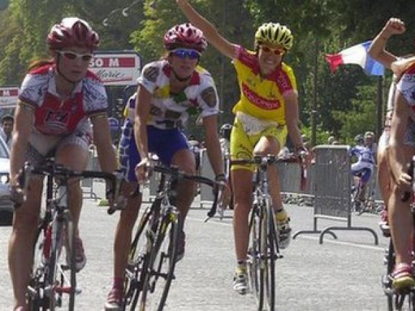 Велогонщицы "Тур де Франс" устроили массовый завал на трассе