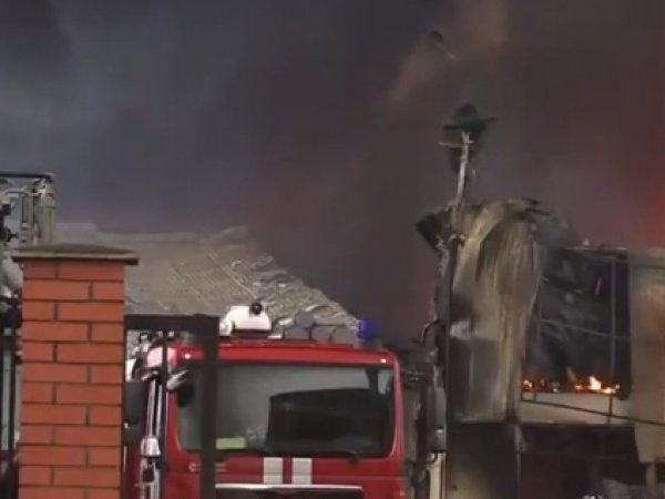 На строительном рынке "Молоток" в Новой Москве произошёл крупный пожар (ВИДЕО)