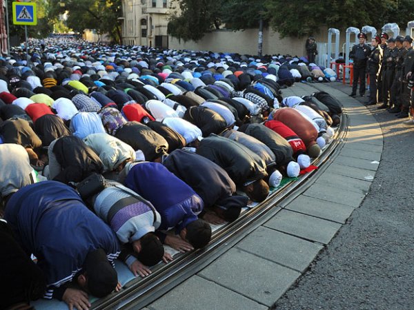 Мусульмане отмечают праздник Ураза-байрам 2015