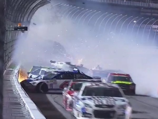 В США во время этапа NASCAR произошла массовая авария