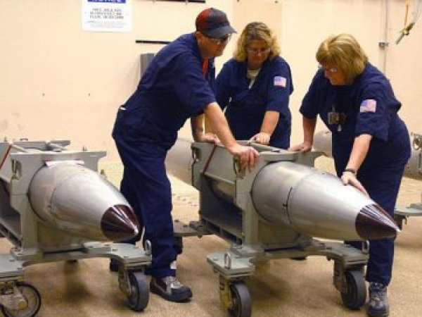 СМИ: США выдают старую атомную бомбу за "бомбу будущего" (фото)