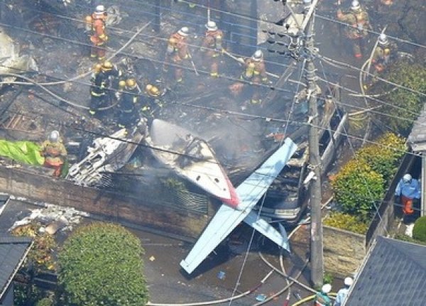 В жилом районе Токио упал самолет: трое погибших, еще четверо раненых