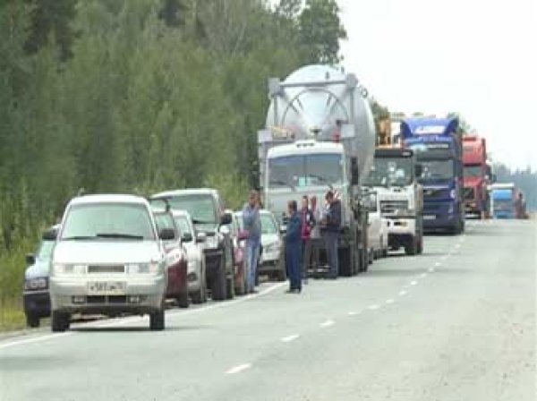 Трасса Тюмень-Ханты-Мансийск вновь перекрыта, в пробке 700 машин