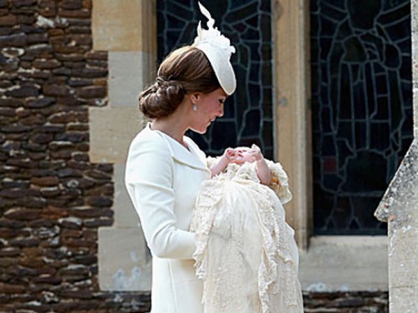 Принц Уильям и Кейт Миддлтон показали фото с крестин дочери