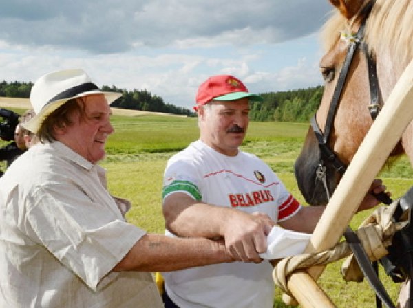 Депардье косил траву вместе с Лукашенко