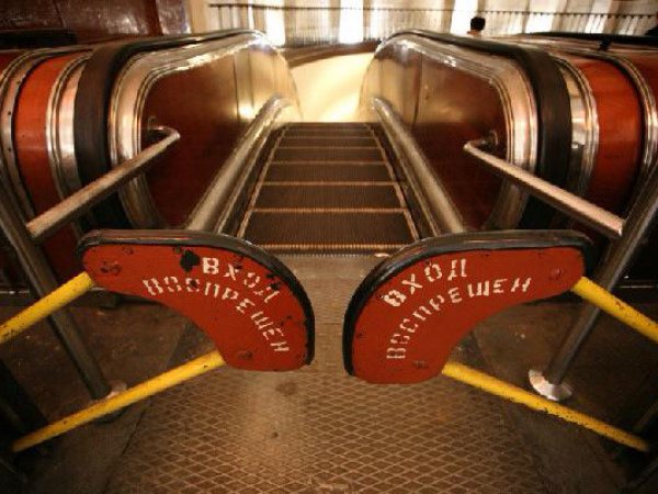 В Москве пассажиру метро оторвало пальцы на эскалаторе