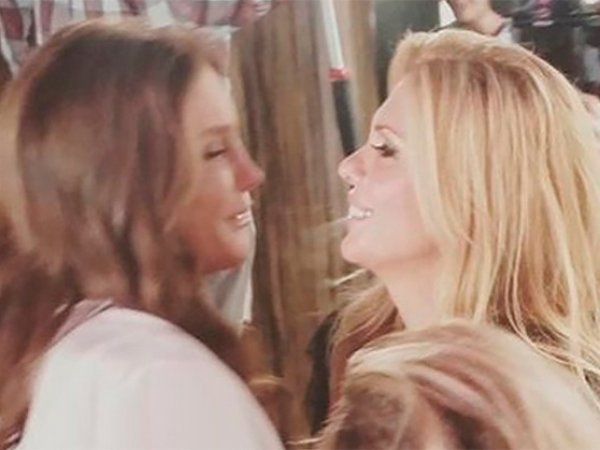 Отчим Ким Кардашьян встречается со сменившим пол актером