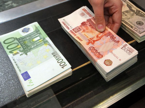 Курс доллара и евро на сегодня, 30 июля 2015: "рубль пошел в атаку" — эксперты