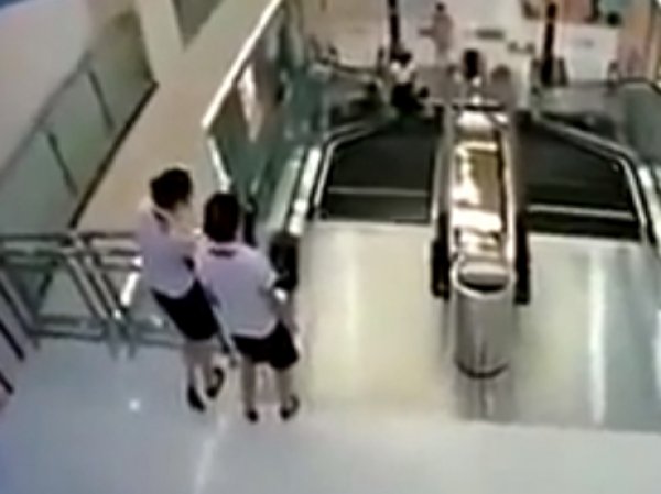 Жуткая трагедия в Китае: в торговом центре женщину "перемолол" эскалатор (ВИДЕО)