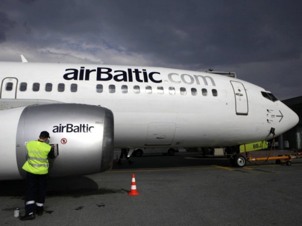 Пилотов и стюардесс АirBaltic посадили за пьянство перед рейсом