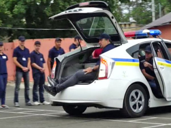 Видео с Саакашвили в багажнике патрульной машины стало хитом в Сети