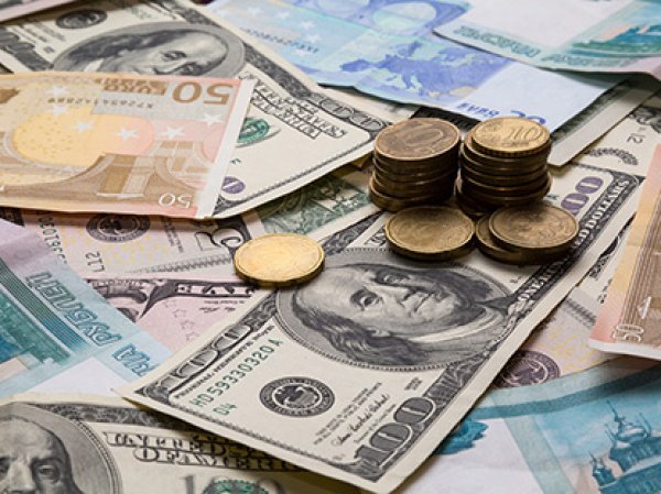 Курс доллара и евро на сегодня, 14 августа 2015: эксперты из ВТБ24 не исключили нового падения рубля из-за корректировки курса юаня