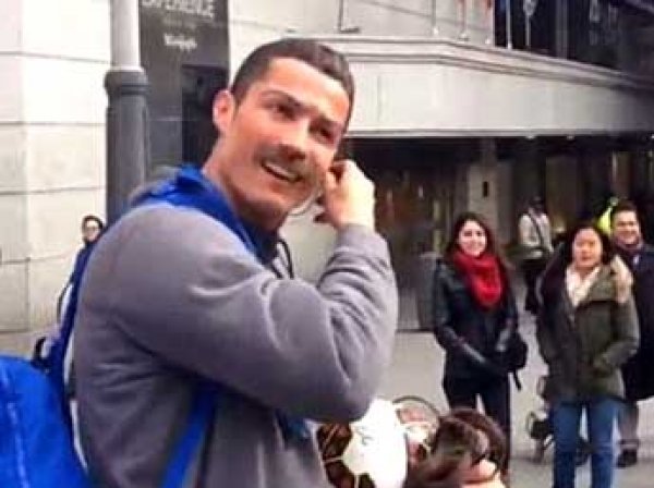 Роналду разыграл прохожих, переодевшись в бездомного