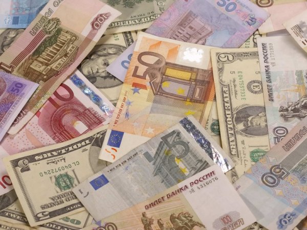 Курс доллара и евро на сегодня, 11 августа 2015: рубль продолжает терять силу