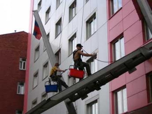 В центре Москвы двое рабочих погибли, упав с офисного здания